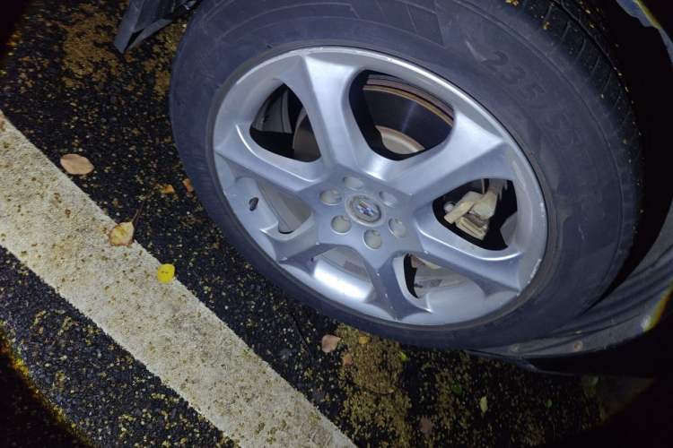 Used Cadillac SRX 2015 3.0L Elite Model Right Front Wheel Hub