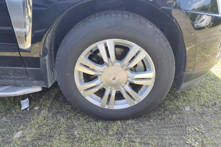 Used Cadillac SRX 2015 3.0L Elite Model Right Front Wheel Hub