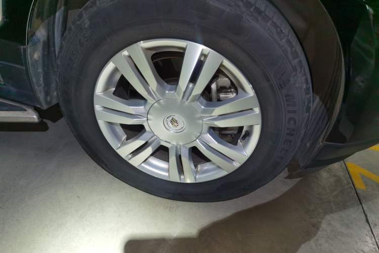 Used Cadillac SRX 2015 3.0L Elite Model Right Front Wheel Hub