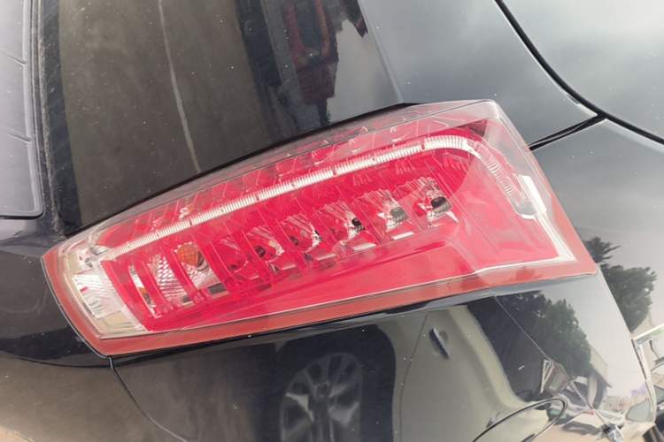 Used Cadillac SRX 2015 3.0L Comfort Version Right Rear Taillight