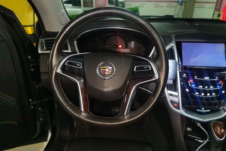 Used Cadillac SRX 2015 3.0L Elite Model Steering Wheel