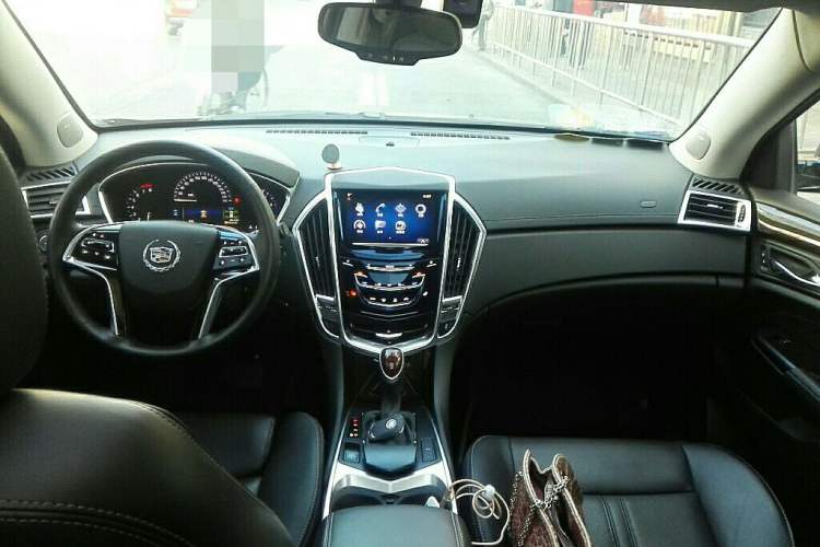 Used Cadillac SRX 2015 3.0L Elite Model Center Console