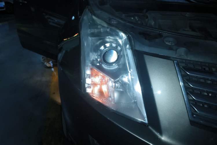 Used Cadillac SRX 2015 3.0L Comfort Version Right Front Headlight