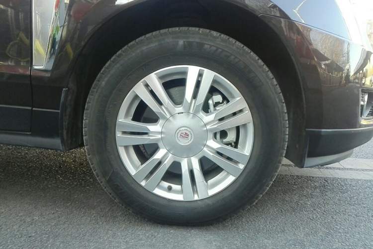 Used Cadillac SRX 2015 3.0L Elite Model Right Front Wheel Hub
