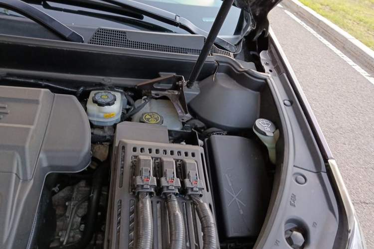 Used Cadillac SRX 2015 3.0L Comfort Version Engine Bay Left
