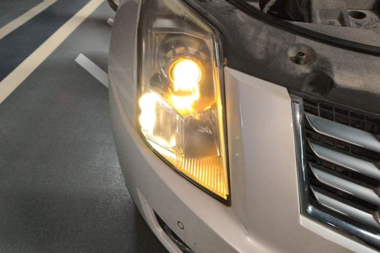 Used Cadillac SRX 2015 3.0L Elite Model Right Front Headlight