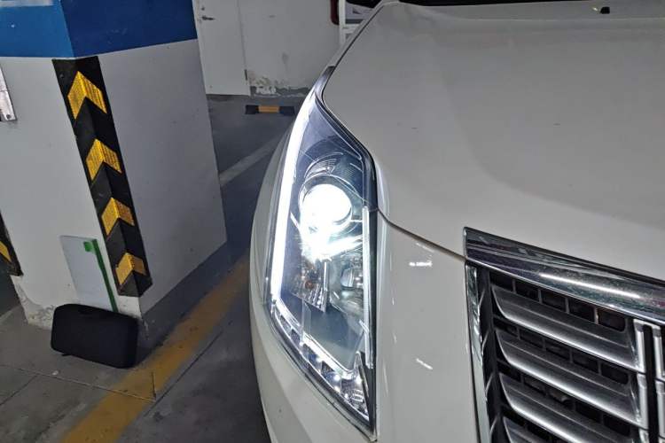 Used Cadillac SRX 2015 3.0L Elite Model Right Front Headlight