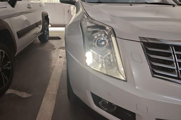 Used Cadillac SRX 2015 3.0L Flagship Model Right Front Headlight