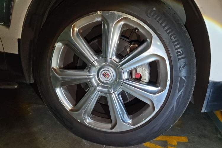 Used Cadillac SRX 2015 3.6L Flagship Edition Right Front Wheel Hub