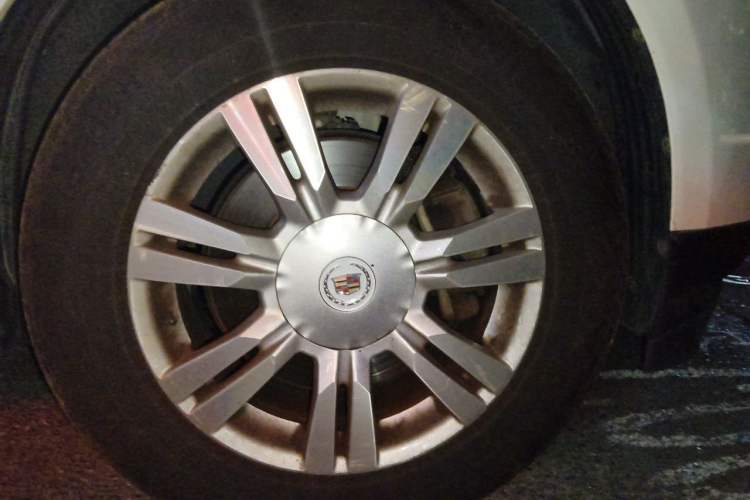 Used Cadillac SRX 2015 3.0L Elite Model Right Front Wheel Hub