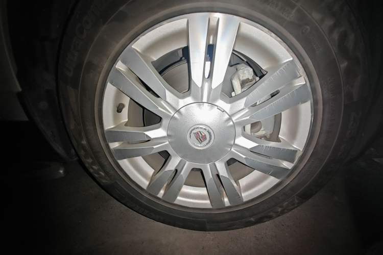 Used Cadillac SRX 2015 3.0L Comfort Version Right Front Wheel Hub