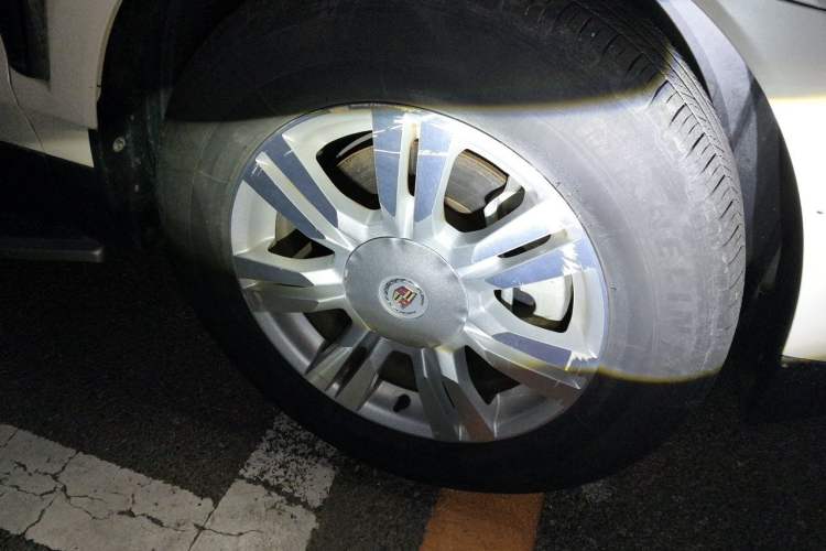 Used Cadillac SRX 2015 3.0L Elite Model Right Front Wheel Hub