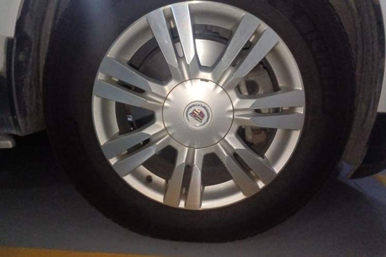 Used Cadillac SRX 2015 3.0L Elite Model Right Front Wheel Hub