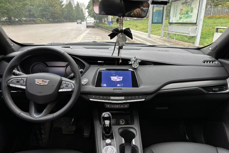 Used Cadillac XT4 2022 28T Two-Wheel-Drive Luxury Version Interior 1
