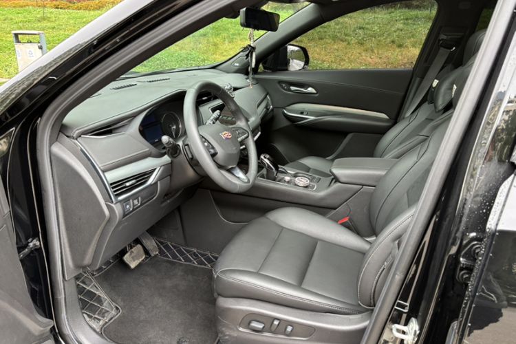 Used Cadillac XT4 2022 28T Two-Wheel-Drive Luxury Version Interior 2