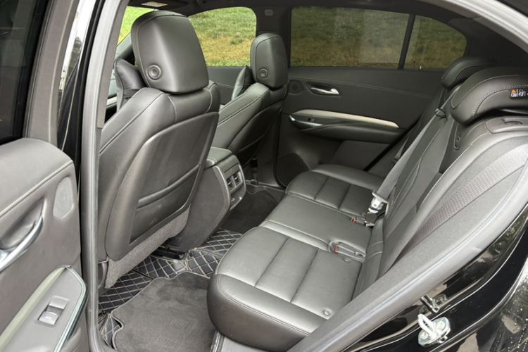 Used Cadillac XT4 2022 28T Two-Wheel-Drive Luxury Version Interior 3