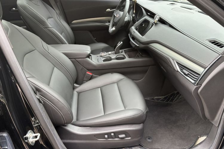 Used Cadillac XT4 2022 28T Two-Wheel-Drive Luxury Version Interior 5