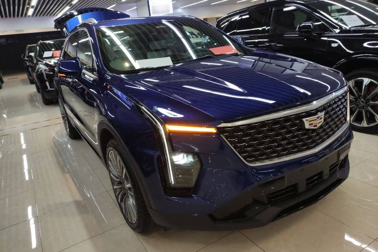 Used Cadillac XT4 2024 28T Two-Wheel-Drive Prestige Version Front Right 45 Deg