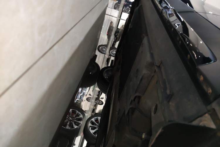 Used Cadillac XT4 2024 28T Two-Wheel-Drive Prestige Version Left Side Sill