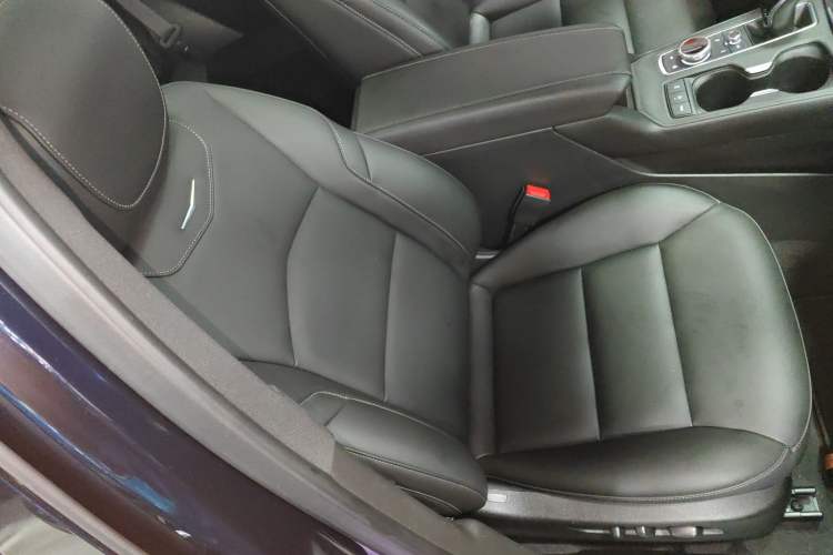 Used Cadillac XT4 2021 28T Two-Wheel Drive Luxury Version Right Front Seat