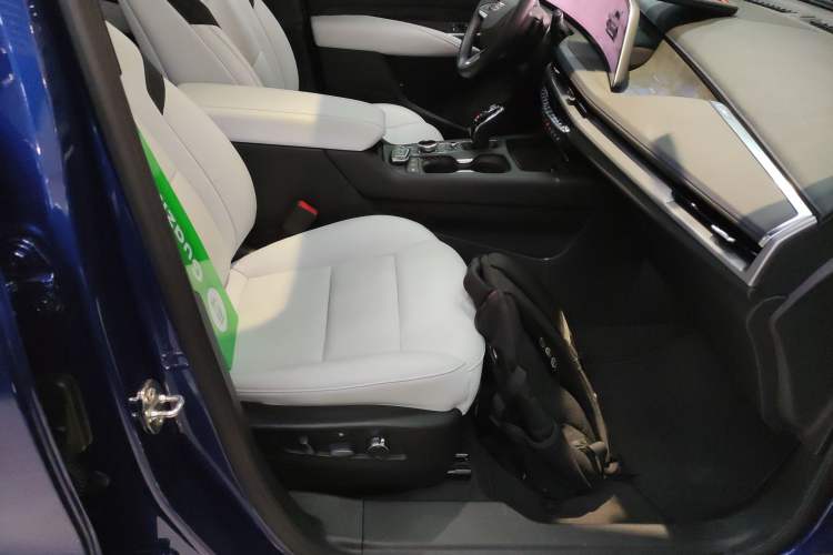 Used Cadillac XT4 2024 28T Two-Wheel-Drive Prestige Version Right Front Seat
