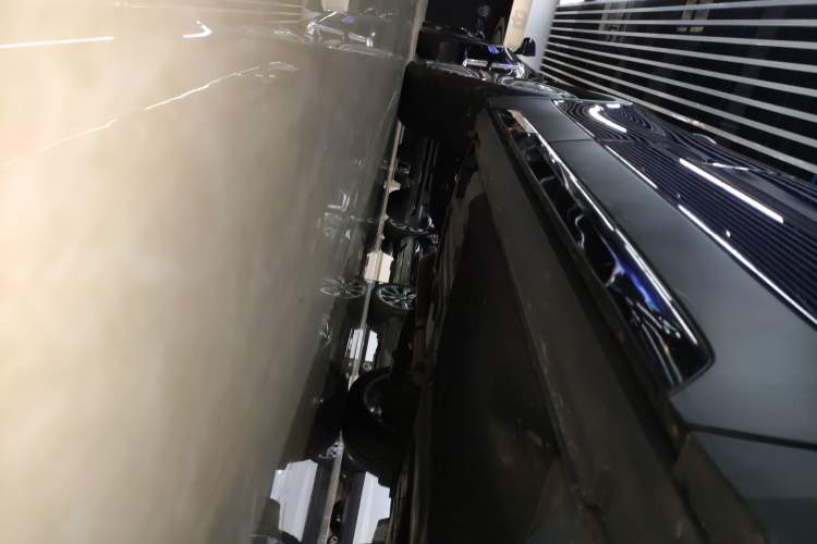 Used Cadillac XT4 2024 28T Two-Wheel-Drive Prestige Version Right Side Sill