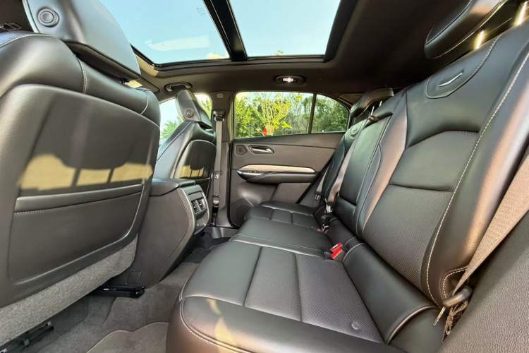 Used Cadillac XT4 2024 28T Two-Wheel-Drive Prestige Version Interior 3