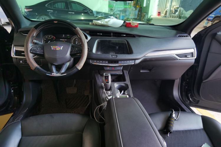 Used Cadillac XT4 2018 28T Two-Wheel Drive Tech Version Center Console