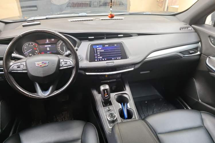 Used Cadillac XT4 2018 28T Two-Wheel-Drive Luxury Model Center Console