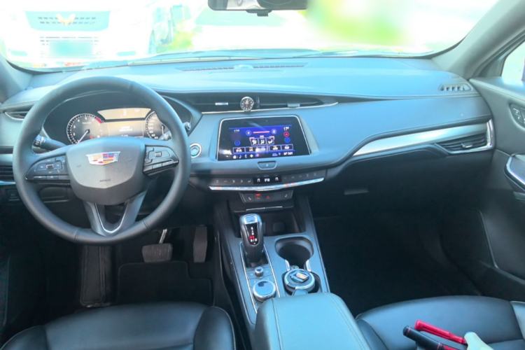 Used Cadillac XT4 2018 28T Two-Wheel-Drive Luxury Model Center Console