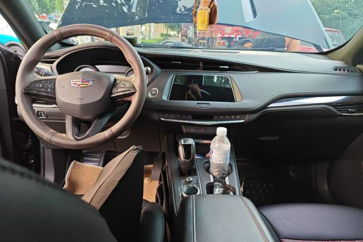 Used Cadillac XT4 2018 28T Two-Wheel Drive Tech Version Center Console