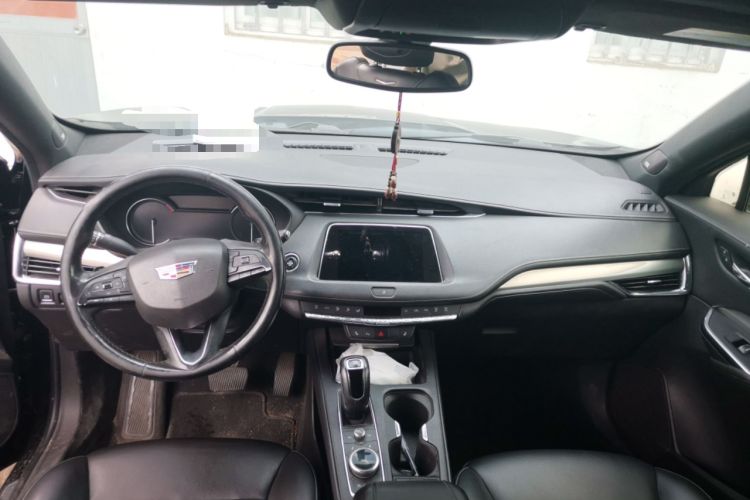 Used Cadillac XT4 2018 28T Two-Wheel-Drive Luxury Model Center Console