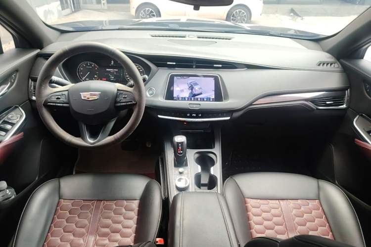 Used Cadillac XT4 2018 28T Two-Wheel Drive Tech Version Center Console