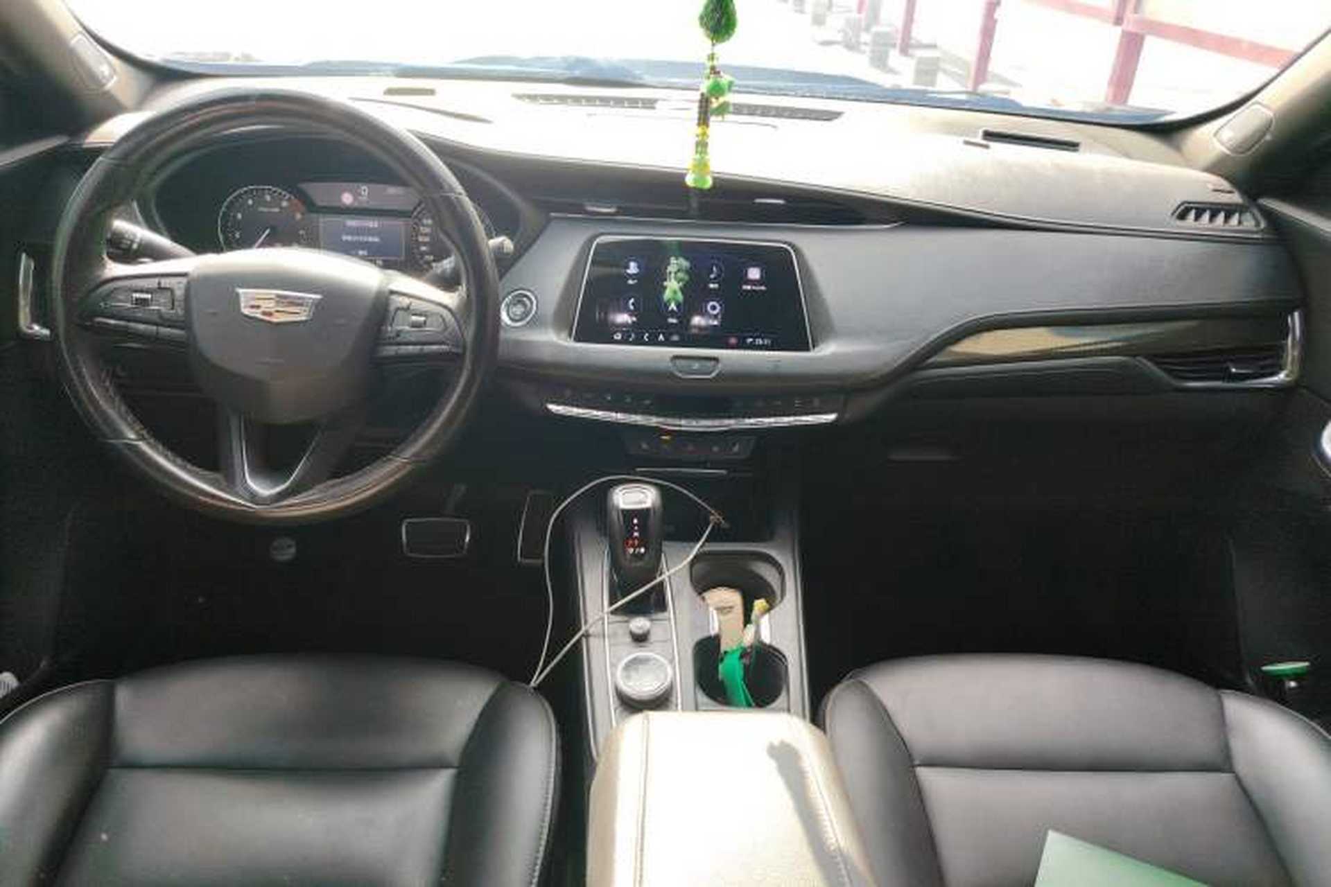 Used Cadillac XT4 2018 28T 4x4 Leading Sport Model Center Console