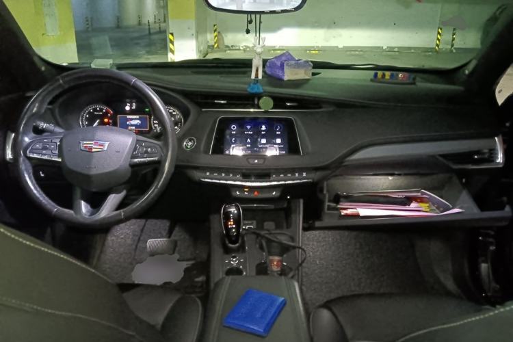 Used Cadillac XT4 2018 28T Two-Wheel Drive Leading Version Center Console