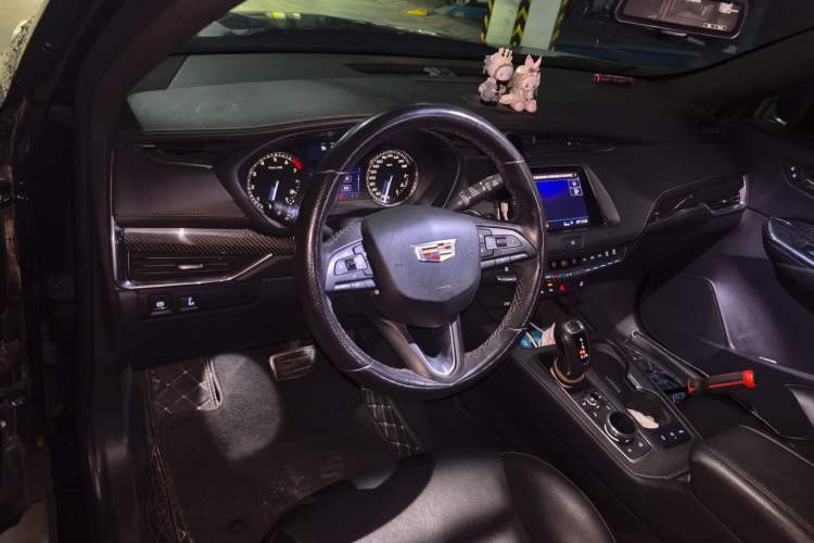 Used Cadillac XT4 2018 28T Two-Wheel Drive Luxury Sport Model Center Console