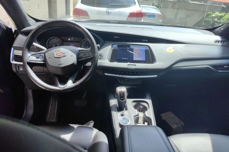 Used Cadillac XT4 2018 28T Two-Wheel-Drive Luxury Model Center Console