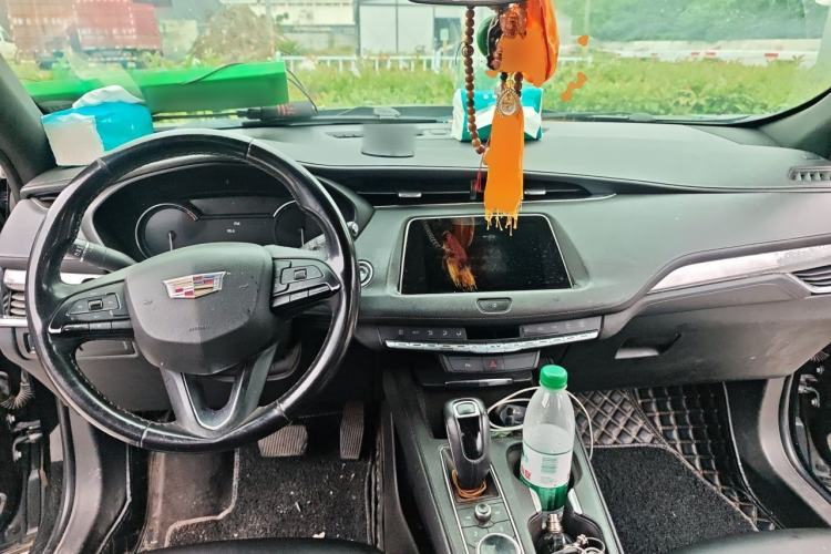 Used Cadillac XT4 2018 28T Two-Wheel Drive Tech Version Center Console