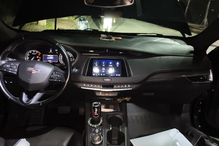 Used Cadillac XT4 2018 28T Two-Wheel Drive Tech Version Center Console