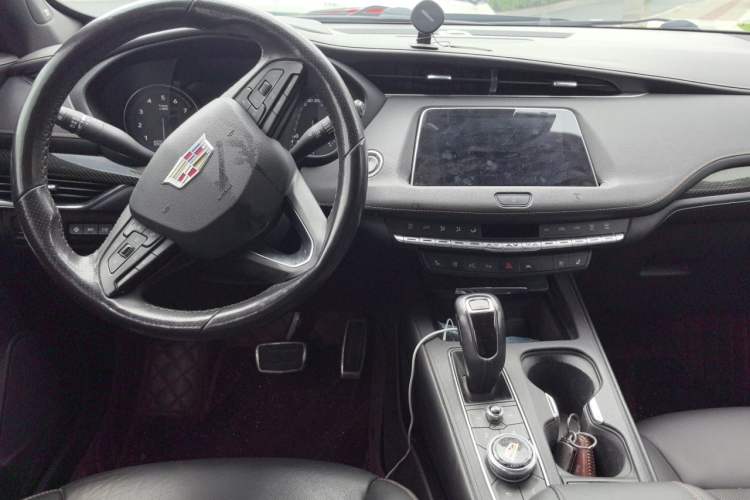 Used Cadillac XT4 2018 28T 4x4 Platinum Sport Edition Center Console