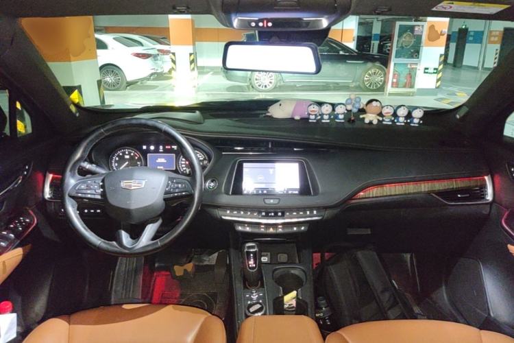 Used Cadillac XT4 2018 28T 4x4 Platinum Edition Center Console