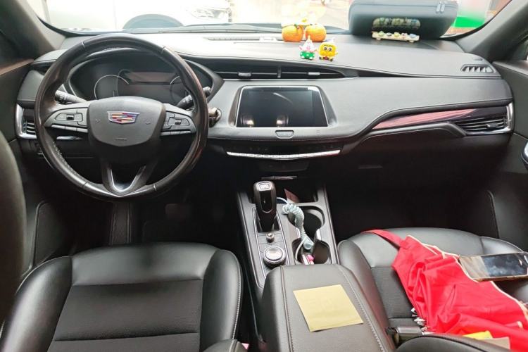 Used Cadillac XT4 2018 28T Two-Wheel Drive Tech Version Center Console