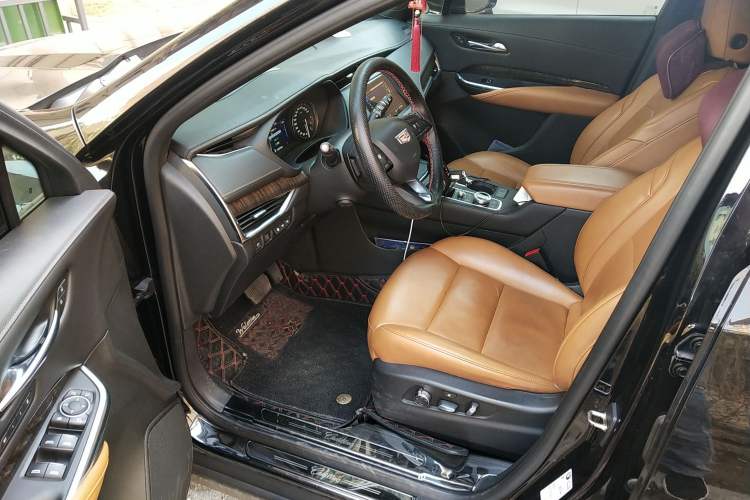 Used Cadillac XT4 2018 28T 4x4 Platinum Edition Driver Seat