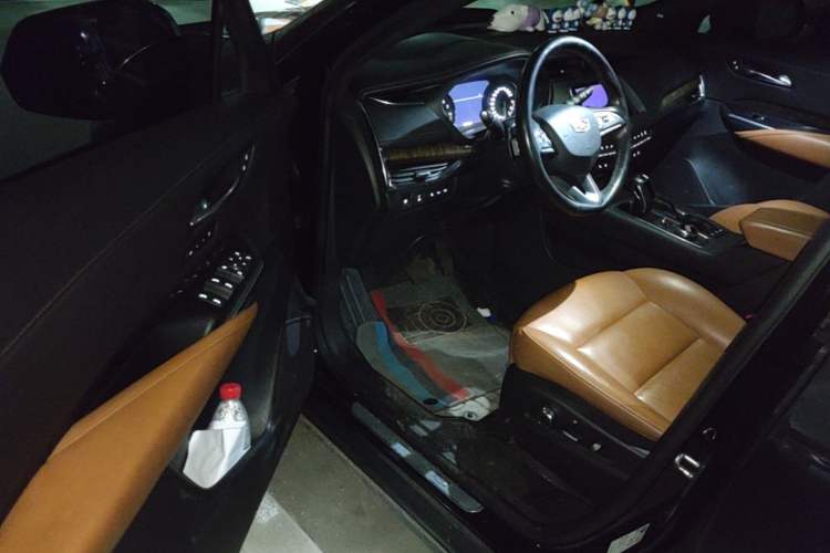 Used Cadillac XT4 2018 28T 4x4 Platinum Edition Driver Seat