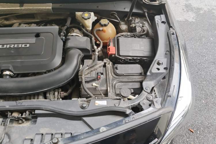 Used Cadillac XT4 2018 28T Two-Wheel-Drive Luxury Model Engine Bay Left