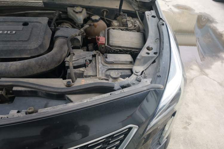 Used Cadillac XT4 2018 28T Two-Wheel-Drive Luxury Model Engine Bay Left