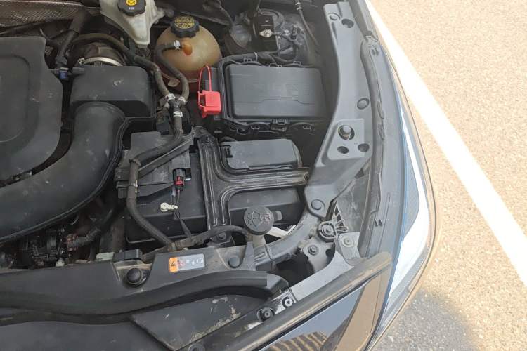 Used Cadillac XT4 2018 28T Two-Wheel-Drive Luxury Model Engine Bay Left