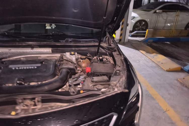 Used Cadillac XT4 2018 28T Two-Wheel Drive Luxury Sport Model Engine Bay Left