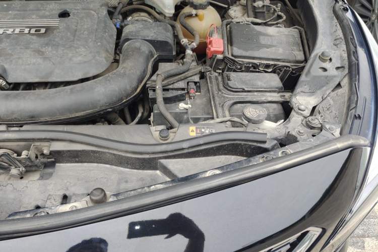 Used Cadillac XT4 2018 28T Two-Wheel-Drive Luxury Model Engine Bay Left
