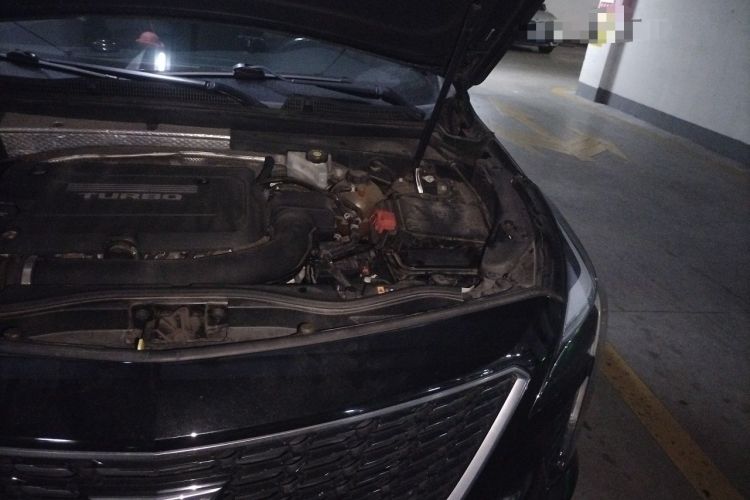 Used Cadillac XT4 2018 28T Two-Wheel-Drive Luxury Model Engine Bay Left